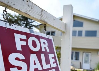 Existing home sales slipped to lowest level since 1995 as prices climb